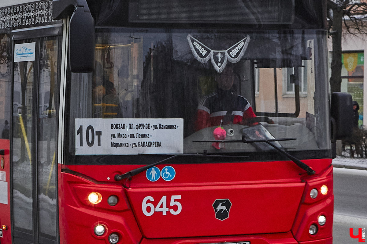 С наступлением календарной весны по Рпенскому проезду начнет курсировать 21-й автобус, который до этого ездил по улицам Добросельской, Большой Нижегородской и Мира. Свои заботы и у жителей Суздальского района. Дорогу из Владимира расширили, движение налево запретили, а разворотную петлю для выезда из окрестных сел в сторону города-музея построить забыли. Все подробности в нашем дорожном обзоре.